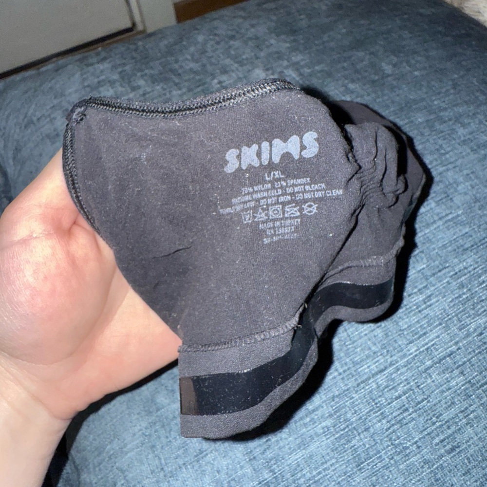Skims Seamless Sculpting Bra - Picture 6 of 6